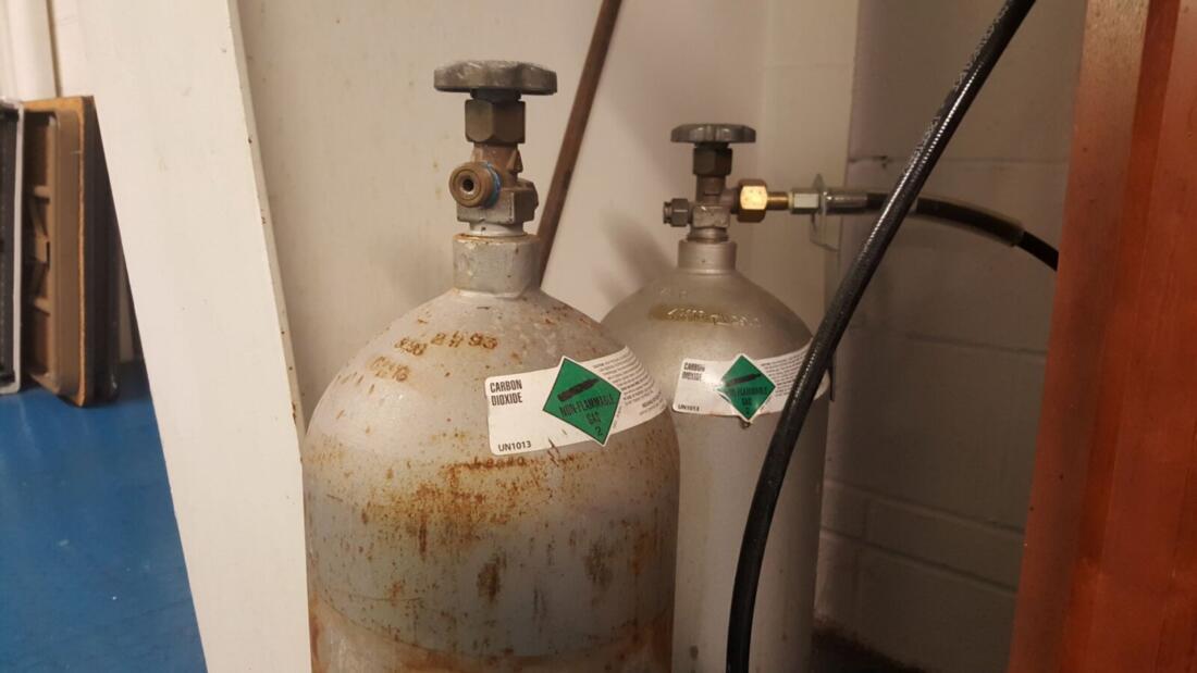 Division 2.2 carbon dioxide cylinder